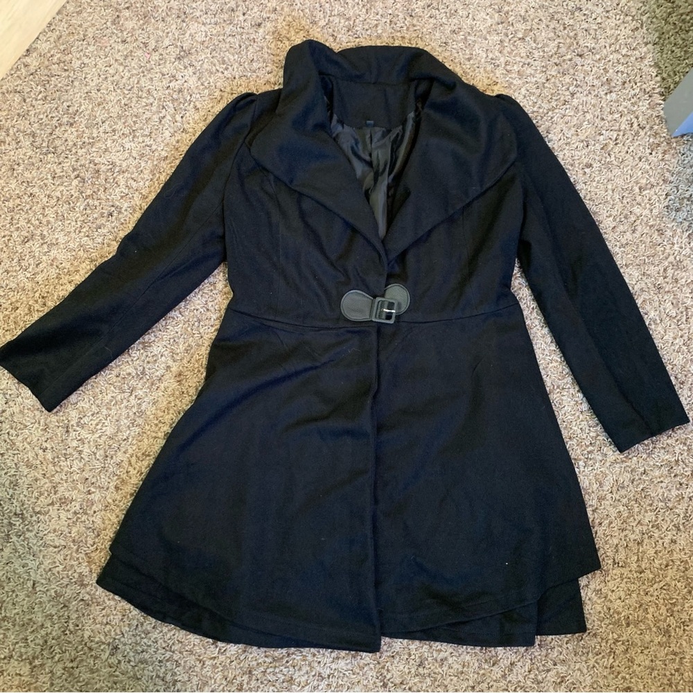 Stylish Black COAT size L / XL Collared, Buckle closure, Lined Gathered shoulder